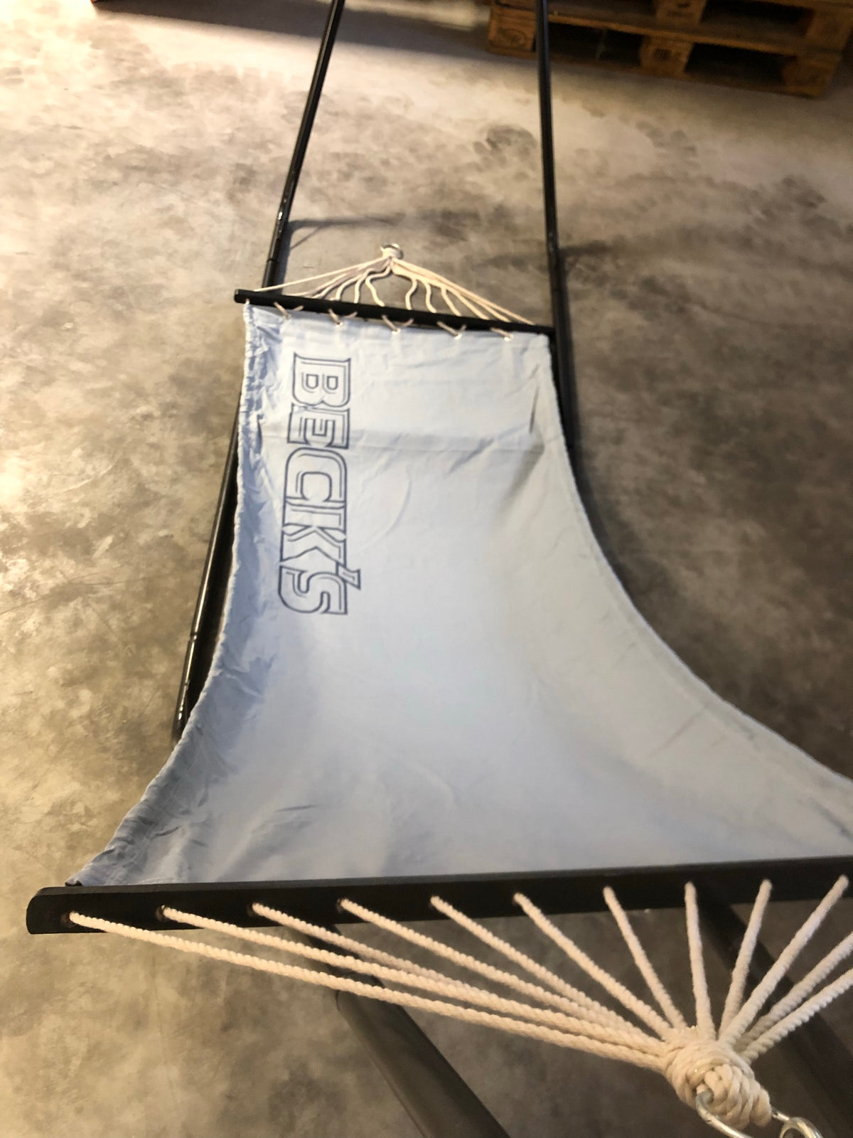 1x hamac Becks Beer gris avec support – Vue 2