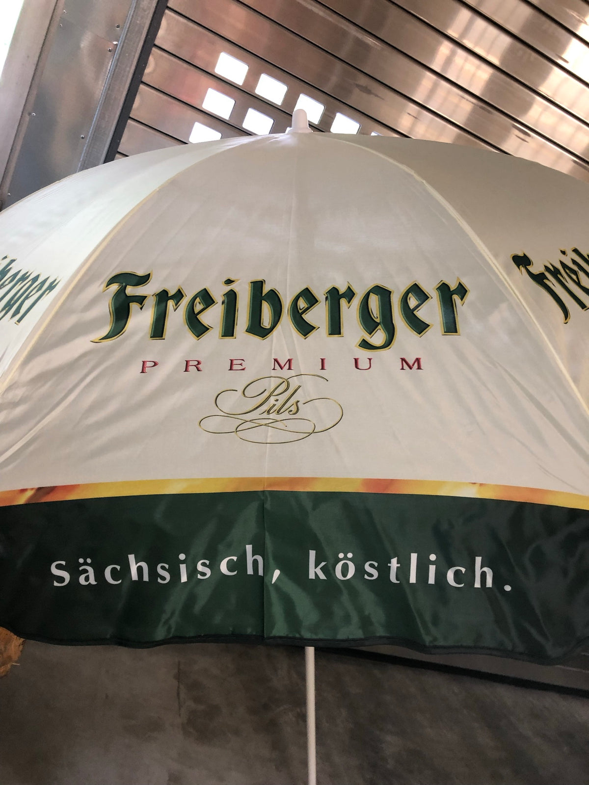 1x Bière des Franches-Montagnes Parasol jaune/vert 1,50m – Vue 2