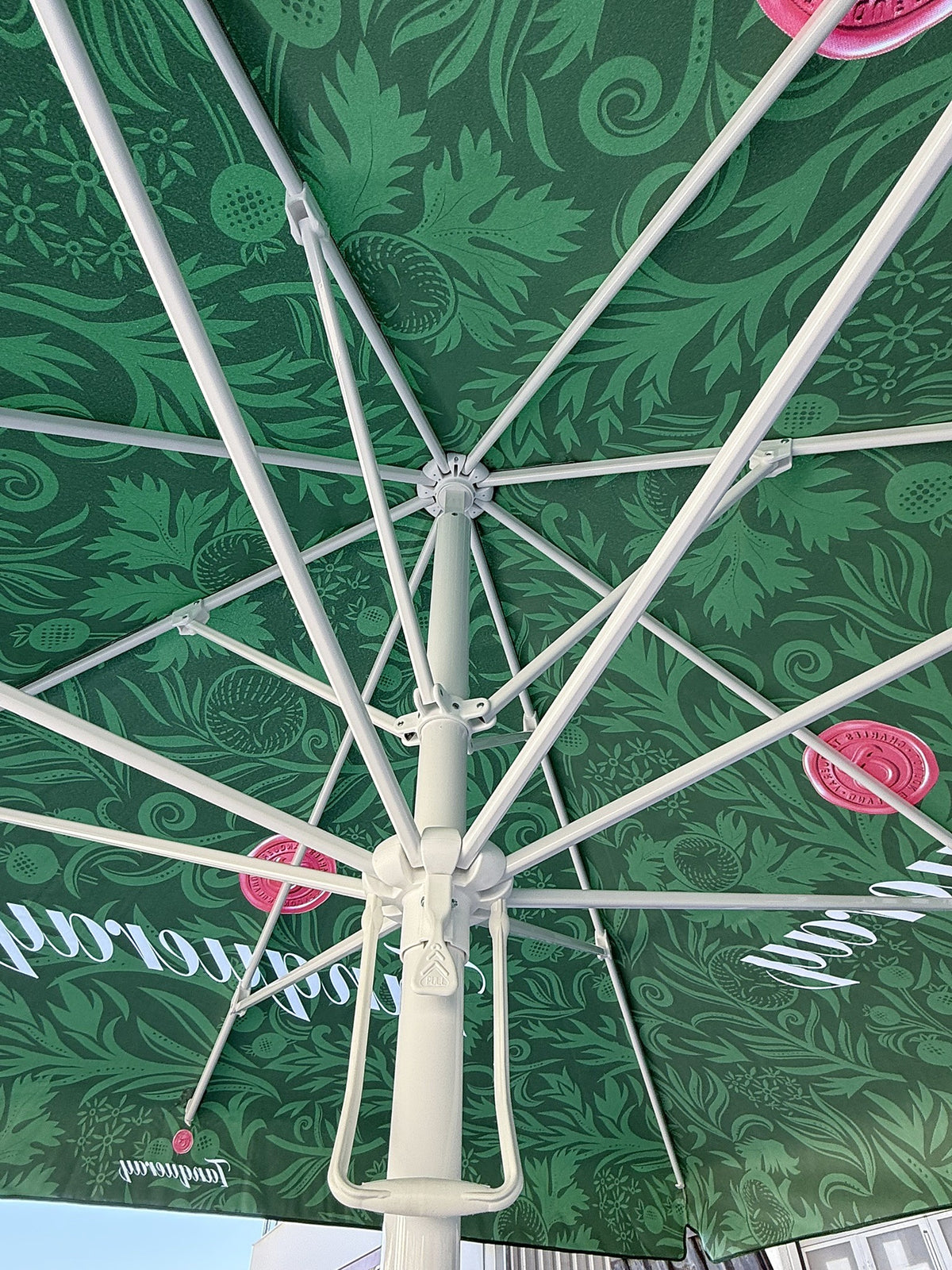 Parasol Tanqueray Gin 3 x 3 m pour brasserie, restaurant ou café en plein air – Vue 2