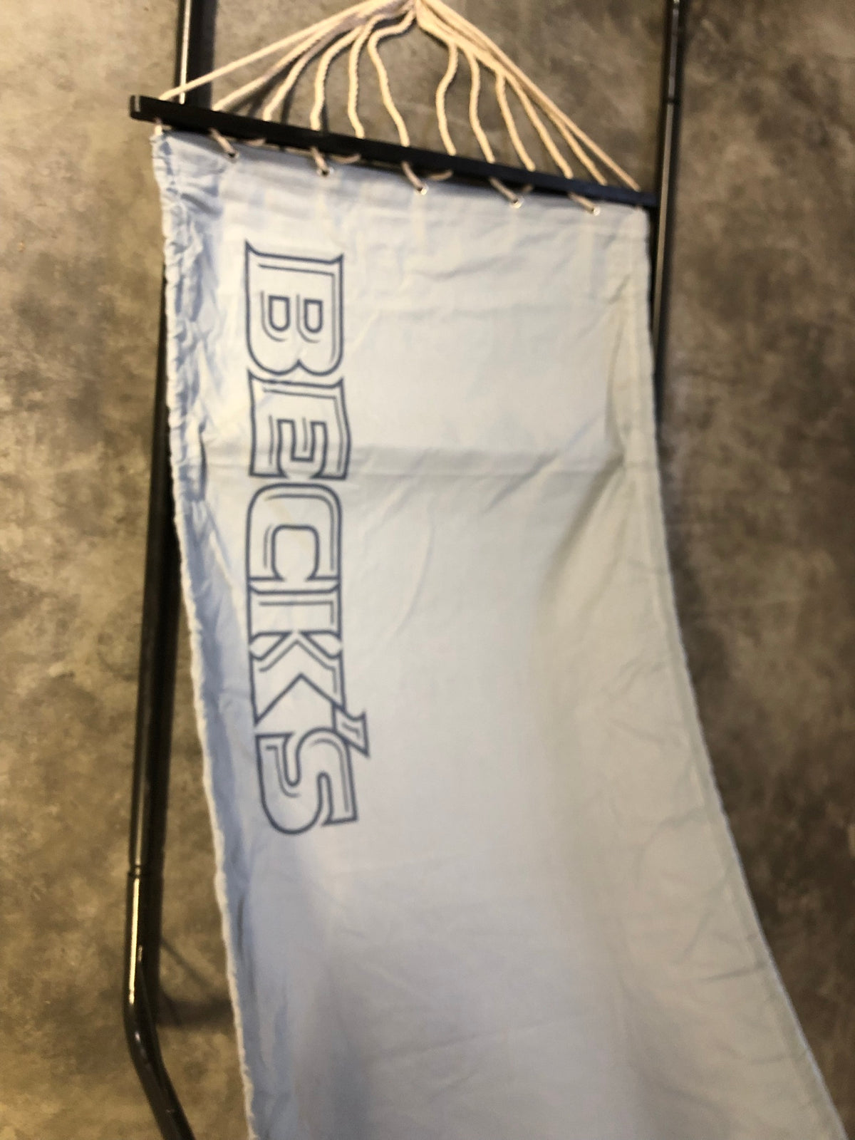1x hamac Becks Beer gris avec support – Vue 3