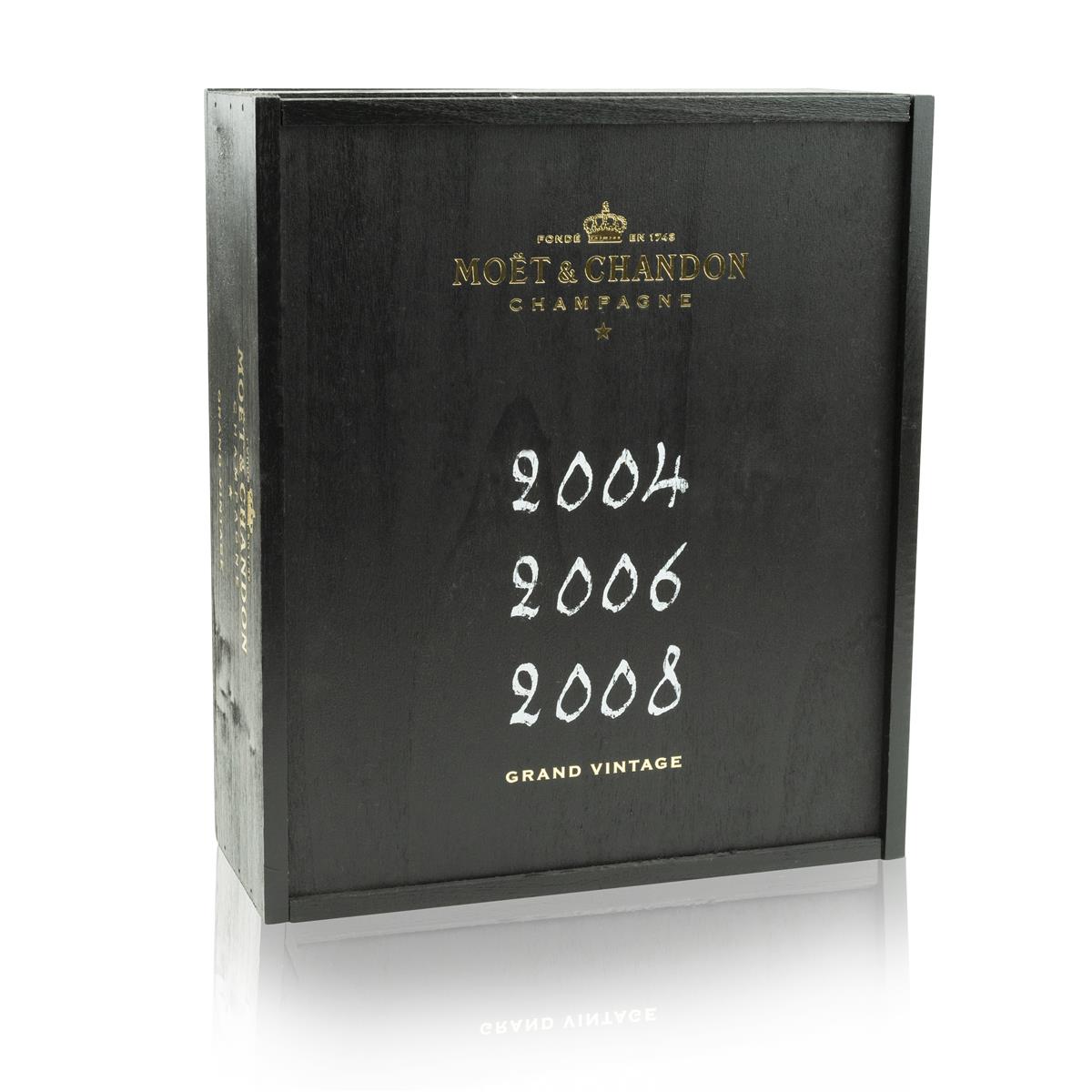 1 coffret en bois noir Moët & Chandon pour 3 bouteilles 2004, 2006 et 2008