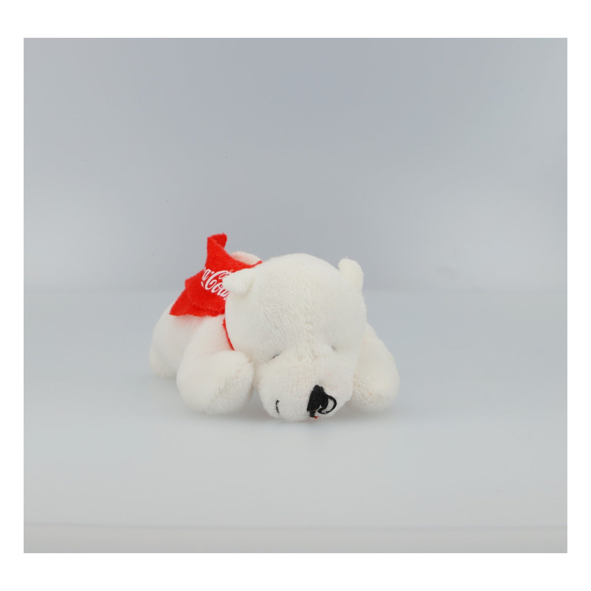 Peluche Coca-Cola « Ours polaire » en position allongée, neuve, blanche avec écharpe rouge – Objet de collection, décoration, cadeau – Vue 2
