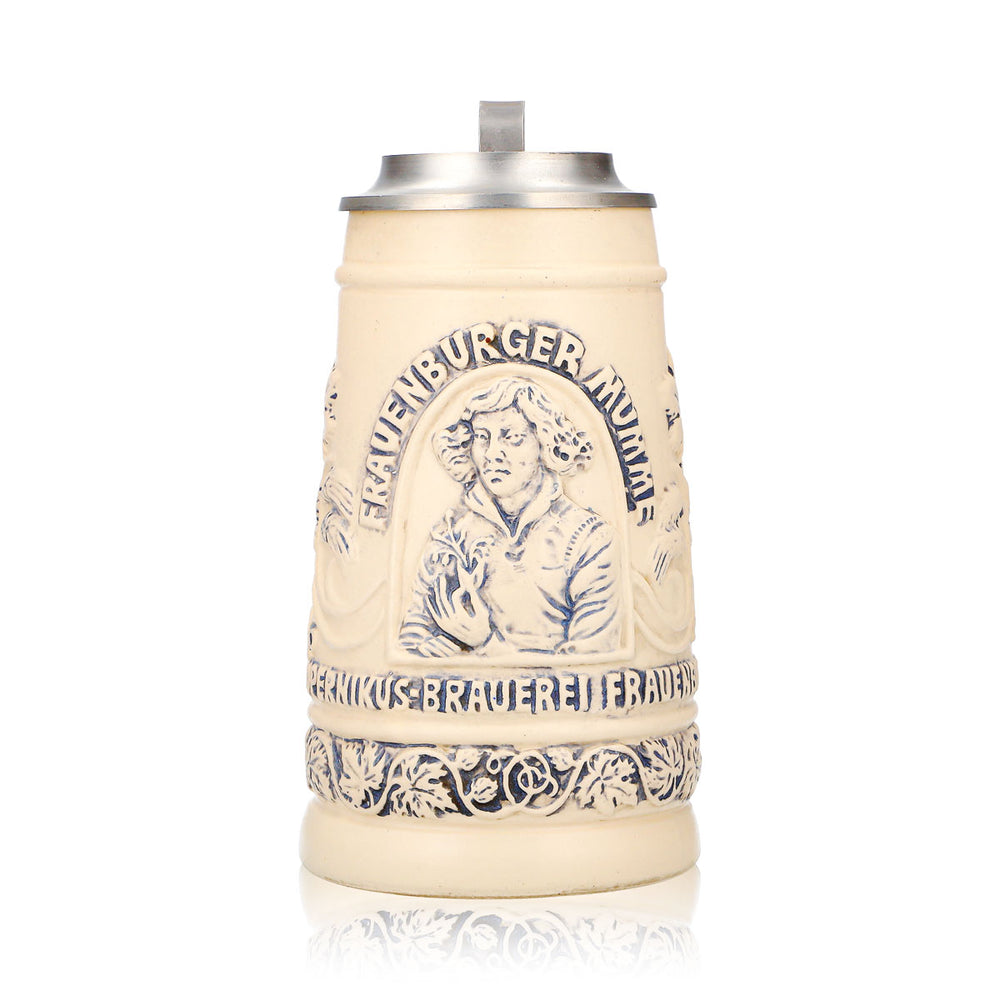 Verre à bière « Mumme » de Frauenburg, chope en terre cuite de 0,74 l avec couvercle en étain, décor en relief représentant Copernic