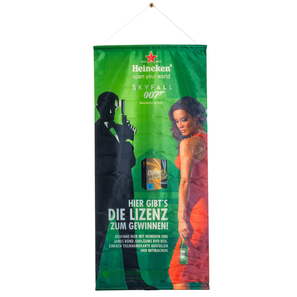 Bannière publicitaire enroulable pour bière Heineken « Skyfall 007 » verte