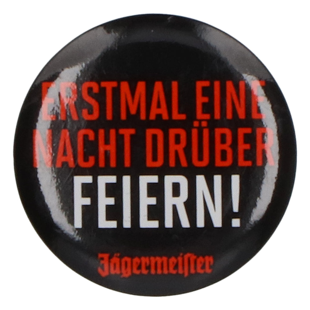 Badge à l'effigie de la liqueur Jägermeister « On va d'abord faire la fête toute la nuit »