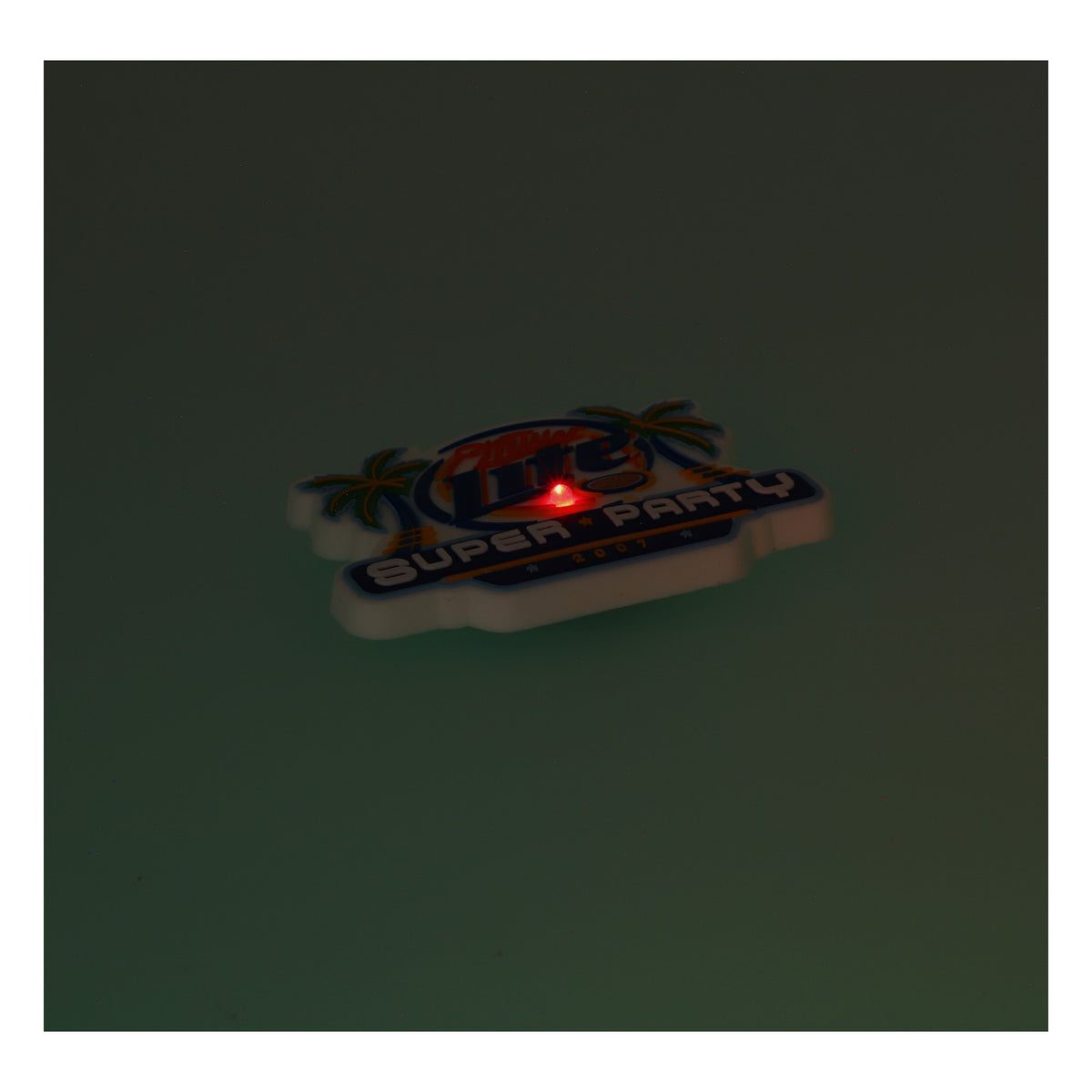 Pin's Miller Beer LED Super Party 2007 en caoutchouc, neuf, objet de collection – Vue 4