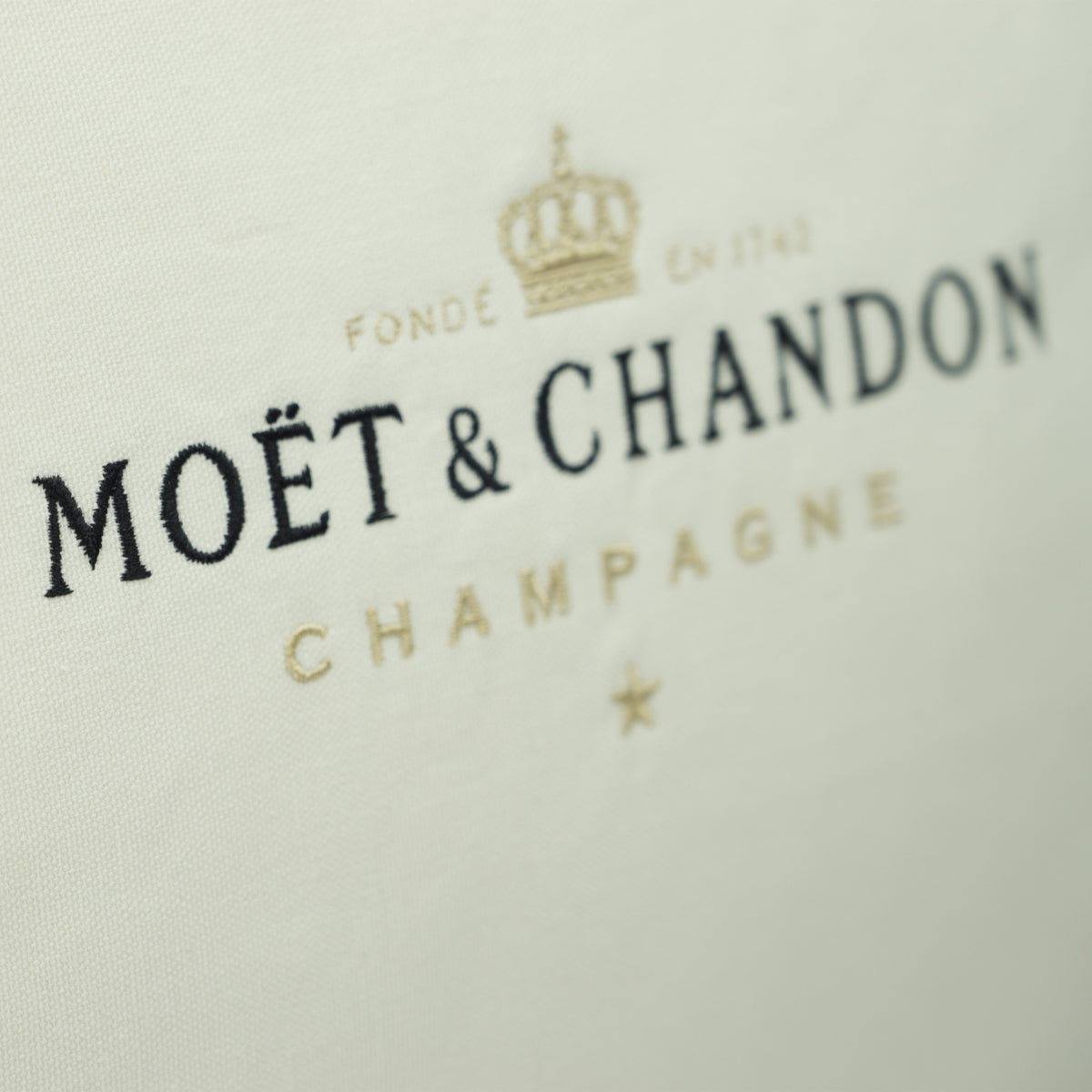 Moët & Chandon Champagne Coussin 50x50cm Lounge Ice Imperial Sofa beige doré – Vue 4