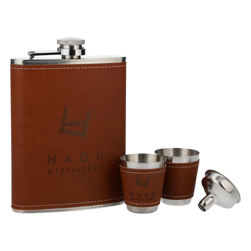 Coffret Nagu Gin : flasque, entonnoir en acier inoxydable et 2 verres à schnaps marron – coffret cadeau